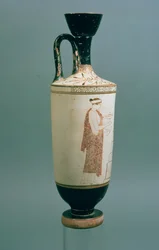 Attische weißgrundige Lekythos mit Darstellung einer Frau, die ein Gefäß für Parfüm und einen Alabastron hält, aus Laurium, Attika